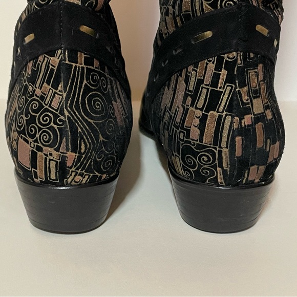 Spain Designer Black Suede Boots, 9 1/2 M - Picture 5 of 8